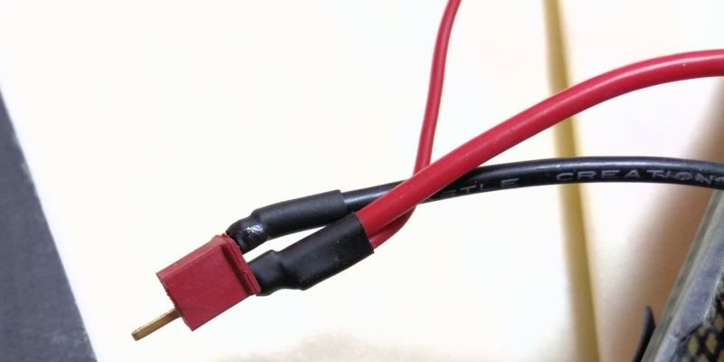 143 Cable de batería del variador, observa el cable adicional que sale del terminal +