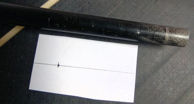 082 Marca en el tubo de carbono y papel para centrar y posicionar la otra marca